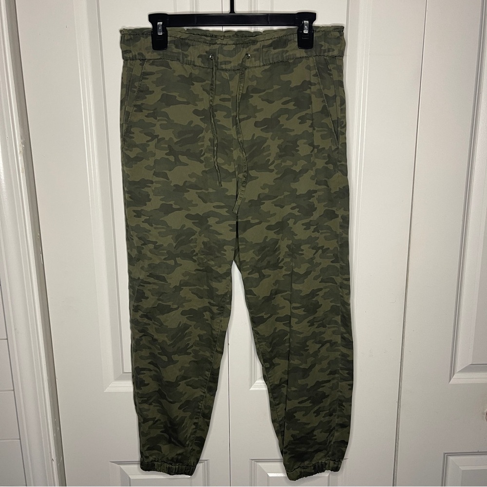 Levi's Size Medium Off-Duty High-Rise Relaxed Jogger Pants Green Camouflage EUC